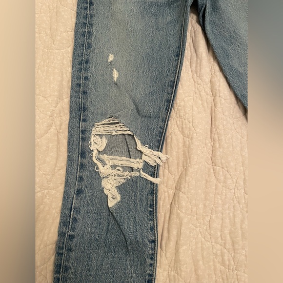 Light to medium wash Levi’s wedgie icon jeans size 23. Worn once!!! - Picture 2 of 6